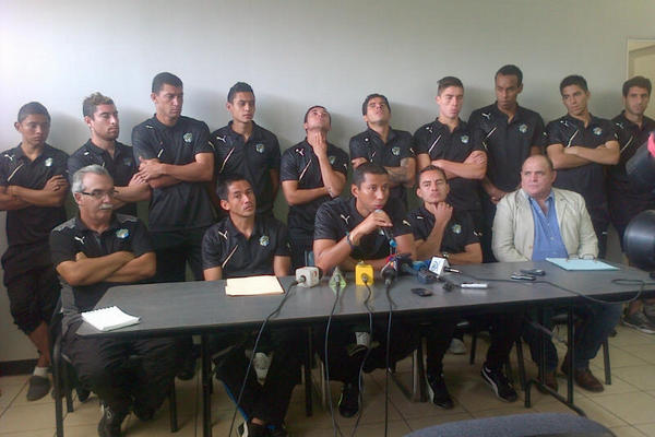 Los jugadores de Comunicaciones se pronunciaron ante el fallecimiento de un seguidor durante el Clásico 278. (Foto Prensa Libre: Hemeroteca PL)