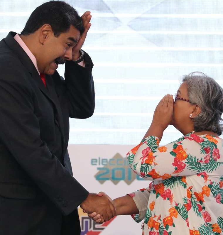 El presidente venezolano, Nicolás Maduro, reacciona junto a la presidenta del Consejo Nacional Electoral, Tibisay Lucena, luego de recibir la credencial como mandatario electo de Venezuela para el período 2019-2025. (Foto Prensa Libre: EFE)