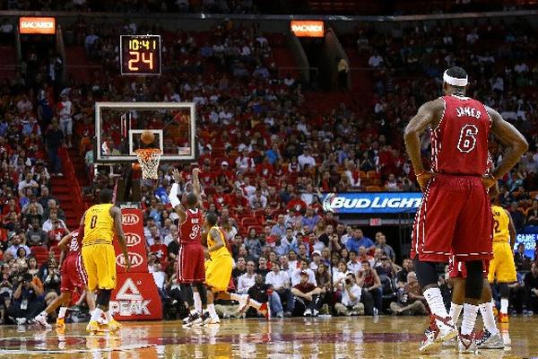 La camiseta de LeBron James vuelve a ser la más vendida de la NBA. (Foto Prensa Libre: AFP)