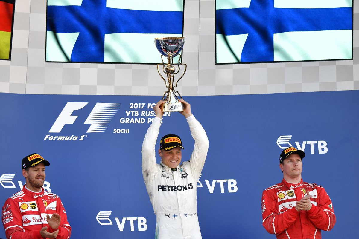 Valtteri Bottas muestra con mucha emoción el trofeo que lo acredita como el ganador del GP de Sochi. (Foto Prensa Libre: AFP)