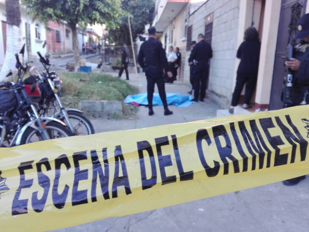 Autoridades inspeccionan el lugar en la zona 11 de Mixco donde un hombre, que no fue identificado, murió por varias heridas de bala. (Foto Prensa Libre: Bomberos Municipales)