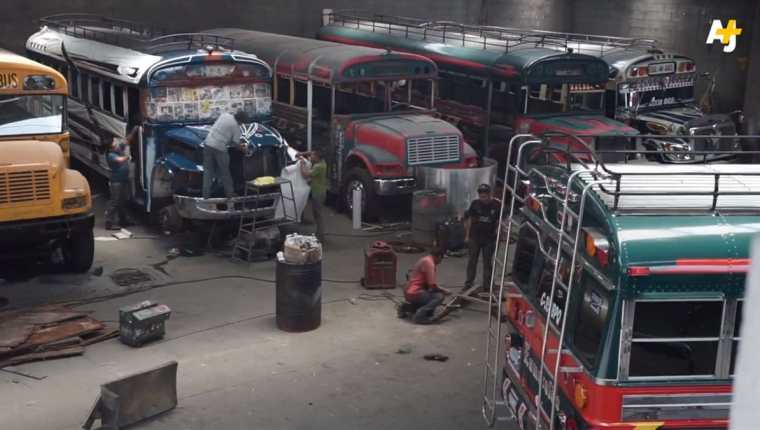 Talleres que se dedican a restaurar los autobuses reparan el motor y los pintan acorde a la localidad donde dará servicio. (Foto Prensa Libre: Cortesía AJ+ Español)