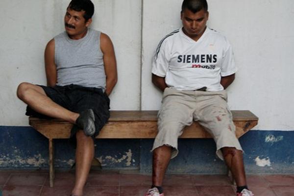 Carlos Oracio Sucup y José Benedicto Tecú, dos de los detenidos. (Foto Prensa Libre: Carlos Grave)