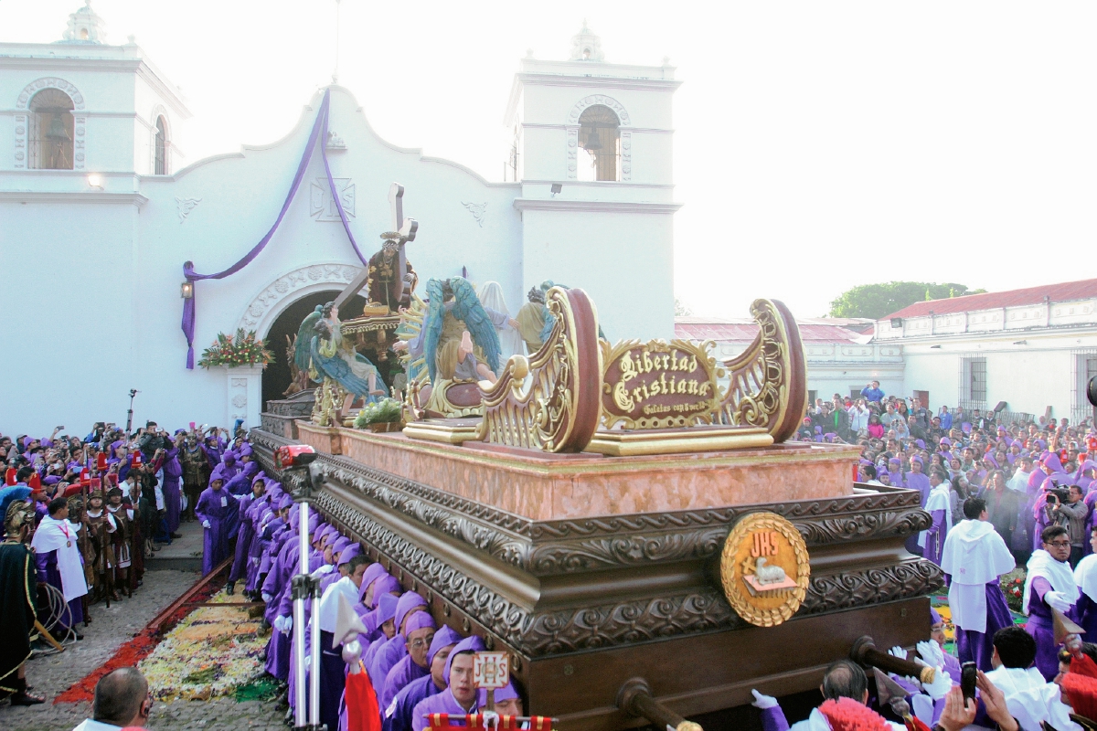 Fieles llevan en hombros el anda procesional de Jesús de la Caída, en la aldea San Bartolomé Becerra, Antigua Guatemala, Sacatepéquez. (Foto Prensa Libre: Miguel López)