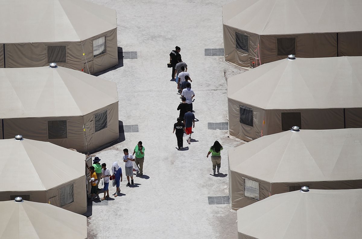En el campamento se observan carpas donde temporalmente se tiene albergados a cientos de niños latinoamericanos.