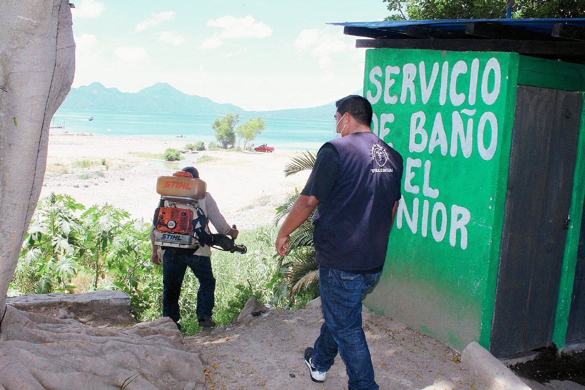 Personal de Salud fumiga un área de Panajachel, Sololá. (Foto Prensa Libre: Ángel Julajuj)