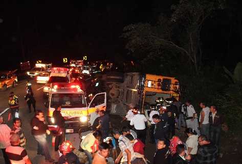 el autobús  volcó en la cuesta  Las Cañas, Antigua Guatemala, y dejó decenas de heridos.
