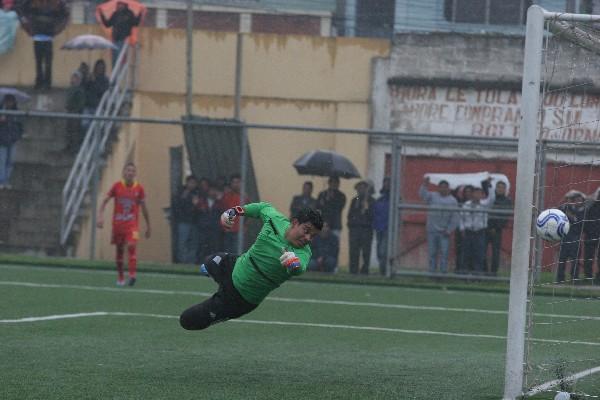 El portero de la Gomera, Édgar Méndez, no puede evitar el tercer gol de San Pedro. (Foto Prensa Libre: Aroldo Marroquín)