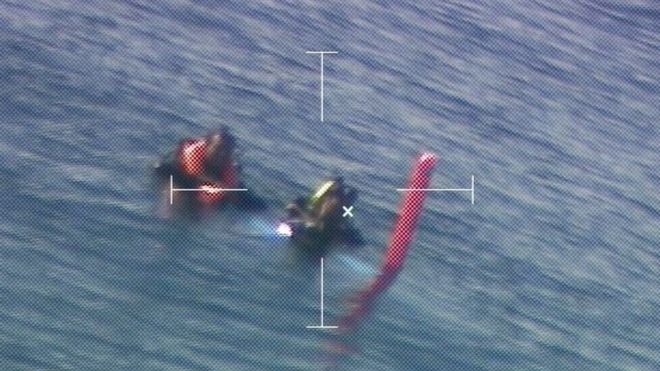Hernán Rodríguez y Jorge Morales fueron rescatados luego de 48 horas en el mar, cerca de la isla de Malpelo, en el litoral colombiano. ARMADA DE COLOMBIA
