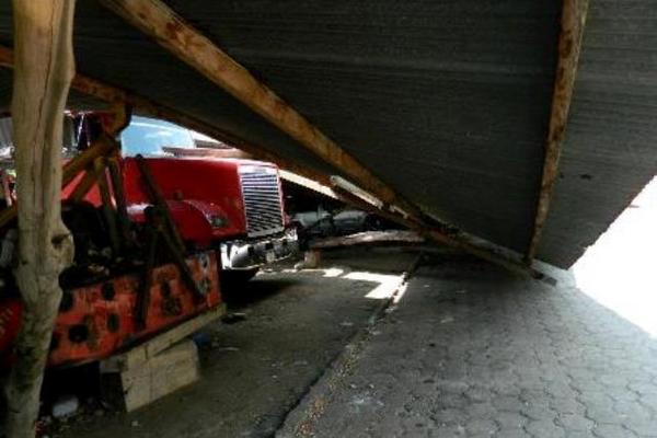 El techo de un predio de vehículos se cayó debido al sismo que fue sensible hoy en Coatepeque, Quetzaltenango. (Foto Prensa Libre: Rocío Ramírez)<br _mce_bogus="1"/>