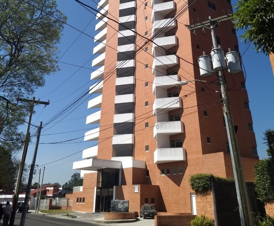 El edificio Vista Panorámica, en la zona 15 de la capital, es una de las 39 propiedades vinculadas a Manuel Baldizón que autoridades investigan. (Foto Prensa Libre: Ministerio Público)
