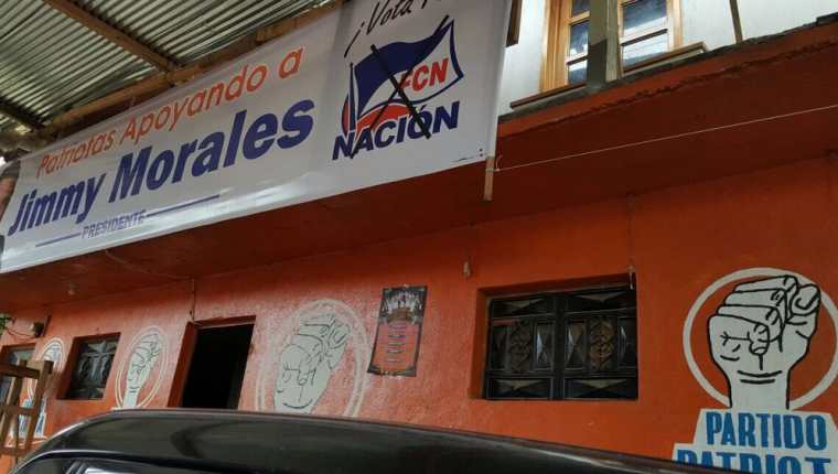 En la sede del Partido Patriota en Quiché fue colocada una manda de apoyo a Morales. (Foto Prensa Libre: Clauda Palma)