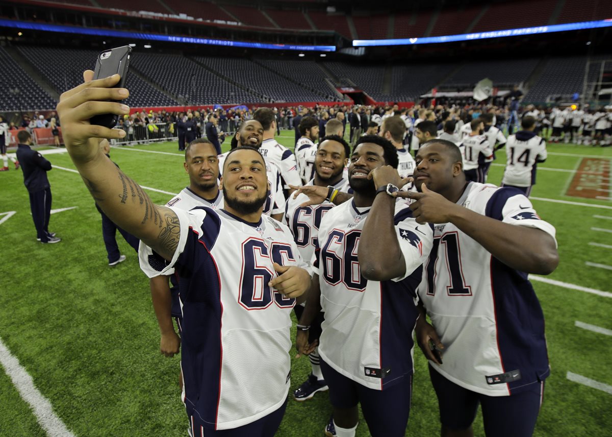 Los Patriots de Nueva Inglaterra dominan las apuestas para ganar el Super Bowl 51 contra los Falcons. (Foto Prensa Libre: AP).