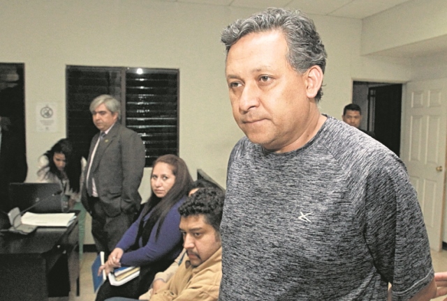 Acencio Mejicanos ingresa al Juzgado de Turno de Villa Nueva durante la audiencia de primera declaración. (Foto Prensa Libre: Hemeroteca PL)