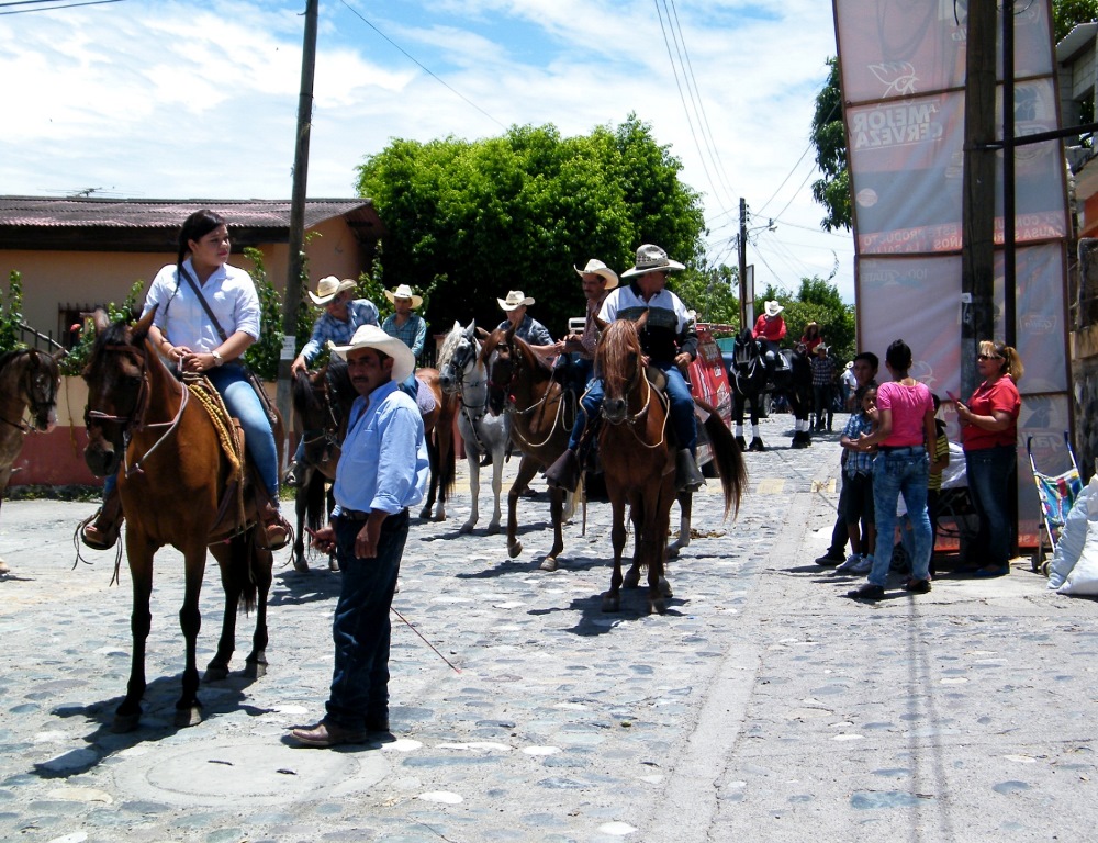 Unos 50 jinetes participaron este domingo en el desfile hípico que recorrió las principales calles de San Cristóbal Acasaguastlán, El Progreso. (Foto Prensa Libre: Héctor Contreras)