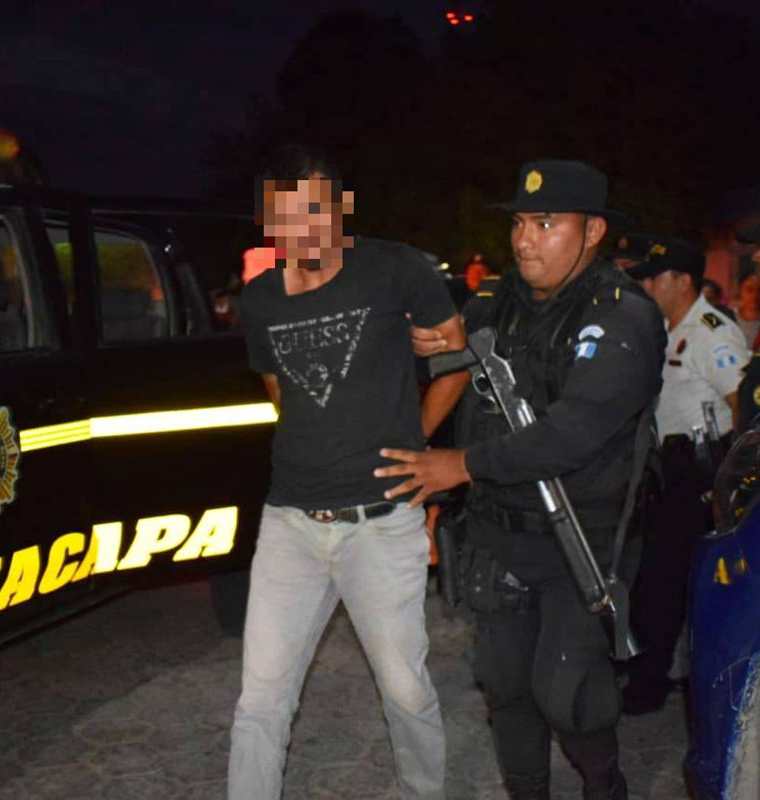 La Policía detuvo al piloto del camión Ferdin Estuardo Larios Cruz. (Foto Prensa Libre: Mario Morales)