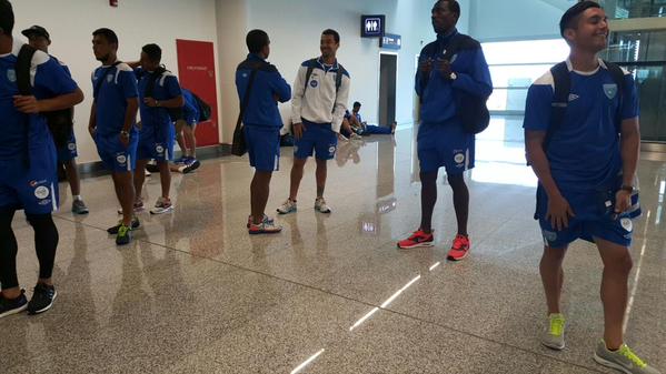 La Selección en su arribo al aeropuerto de Antigua y Barbuda (Foto Prensa Libre: ACD)