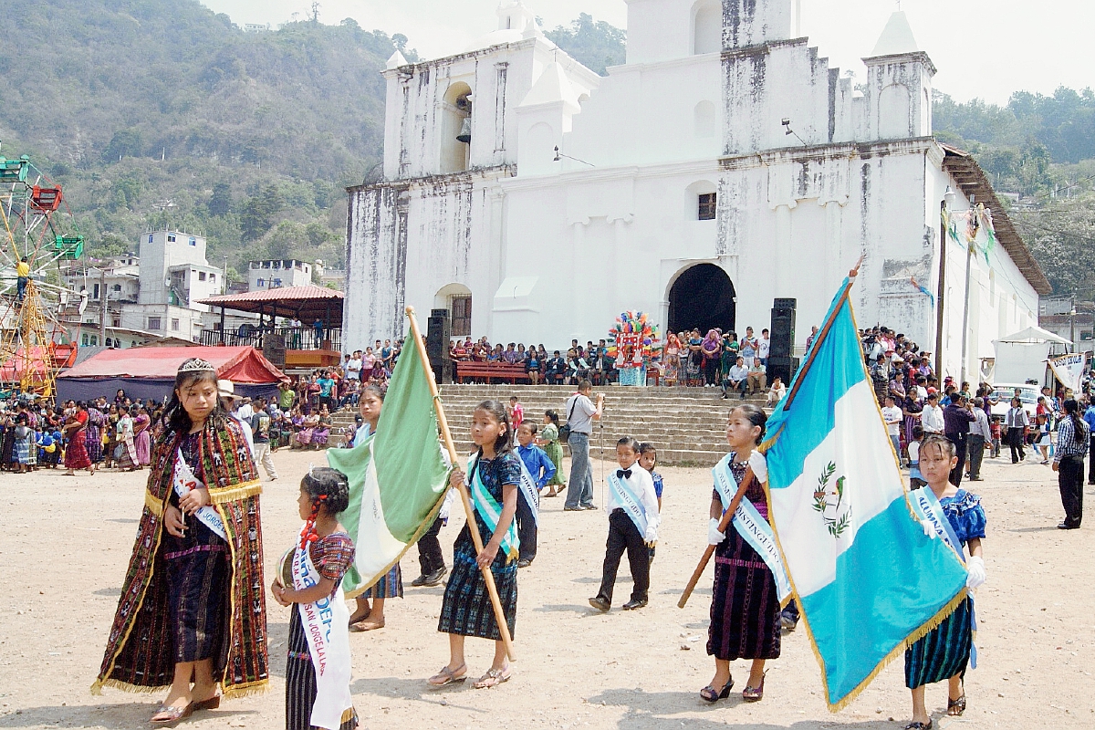 Estudiantes participan en el desfile inauguran de la fiesta en honor de San Jorge Mártir, en San Jorge La Laguna, Sololá. (Foto Prensa Libre: Édgar Sáenz)