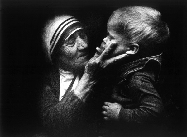 La Madre Teresa de Calcuta junto a un niño polaco durante una visita a Polonia. (Foto Prensa Libre: EFE)