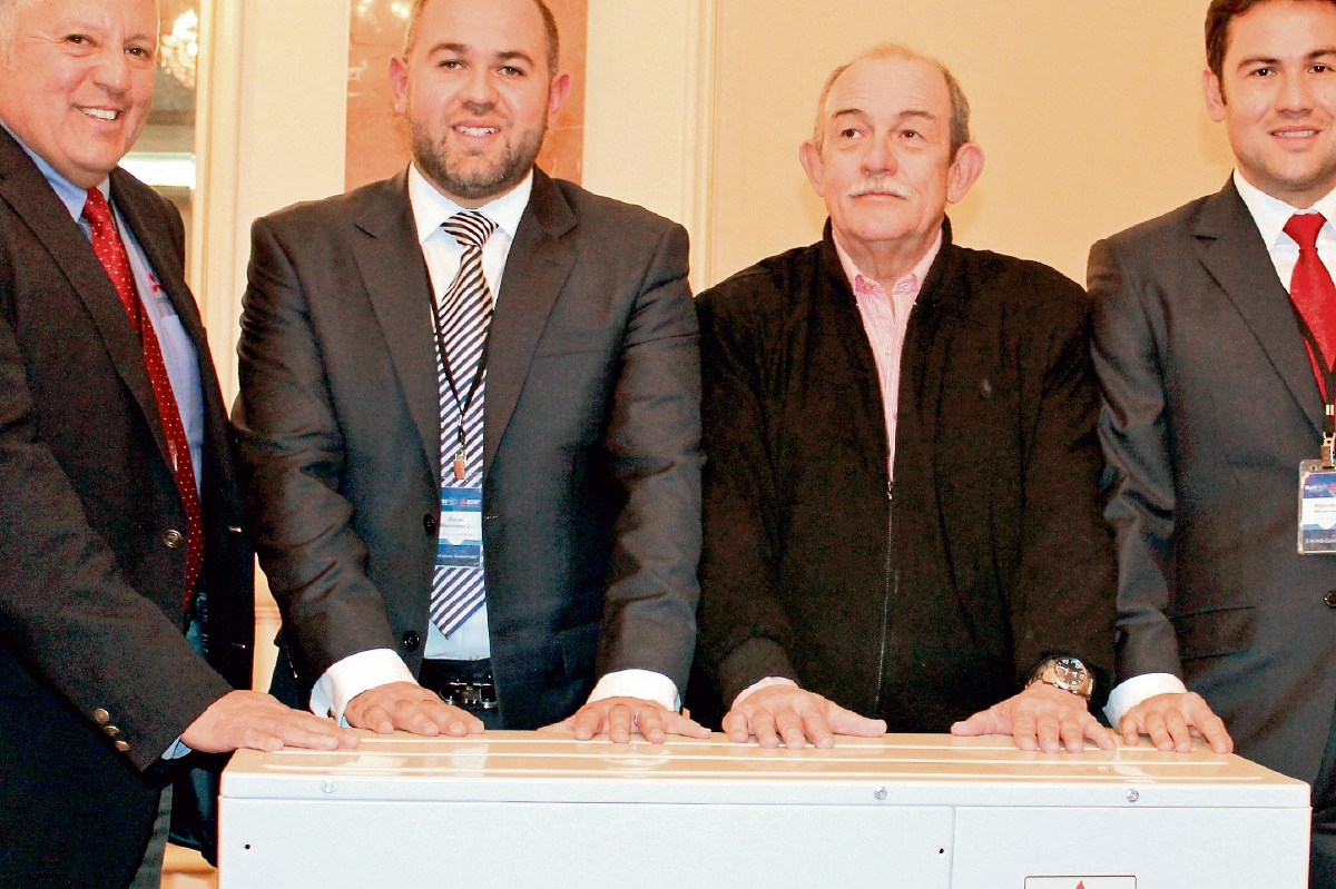 REYNALDO BENZOR, director internacional de negocios, junto a Rafael, Luis y Alejandro Menéndez, gerentes de Refripro.