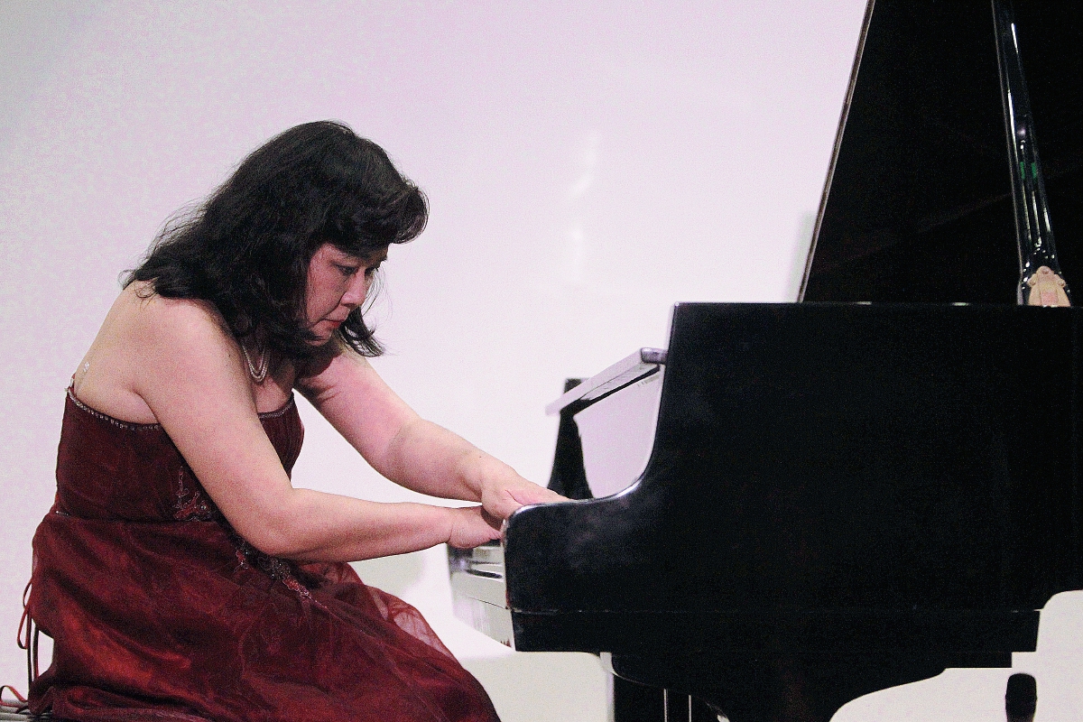 La pianista japonesa Kumi Miyagawa, interpretó tres preludios del músico y compositor guatemalteco Jorge Sarmientos. (Foto Prensa Libre: Edwin Castro)
