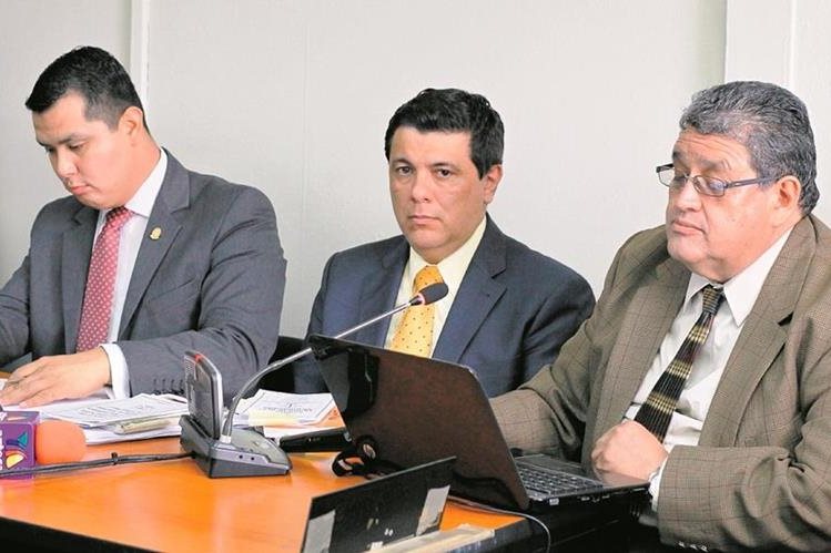 Santiago de León (centro) ofrecía fallar a favor de una empresa a cambio de un millonario pago. (Foto: Hemeroteca PL)