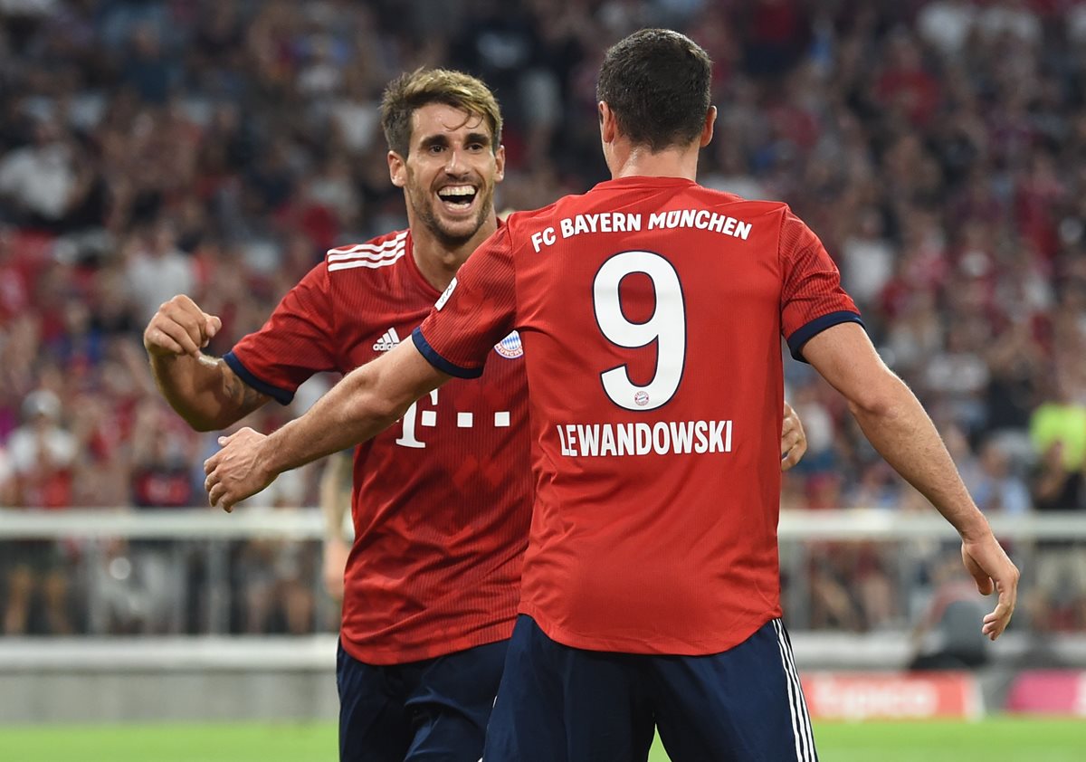 Javi Martinez y Robert Lewandowski celebran el primer gol del equipo bávaro. (Foto Prensa Libre: AFP)