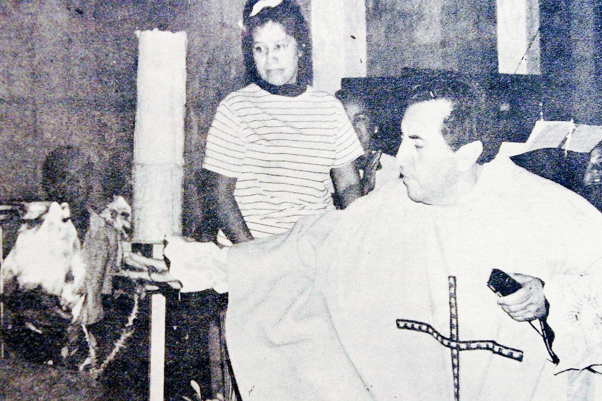 El padre “Chemita” quema su excomunión, en mayo de 1978. (Foto: Hemeroteca PL)