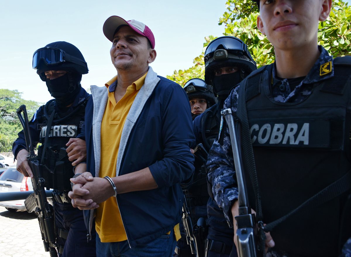 Soto es conducido por la policía hondureña, después de su captura. (Foto Prensa Libre: AFP).