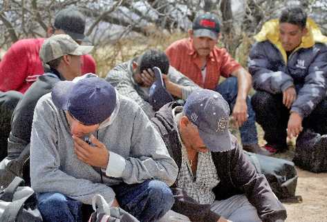 Centroamericanos descansan en el desierto de Arizona, antes de seguir a USA  .