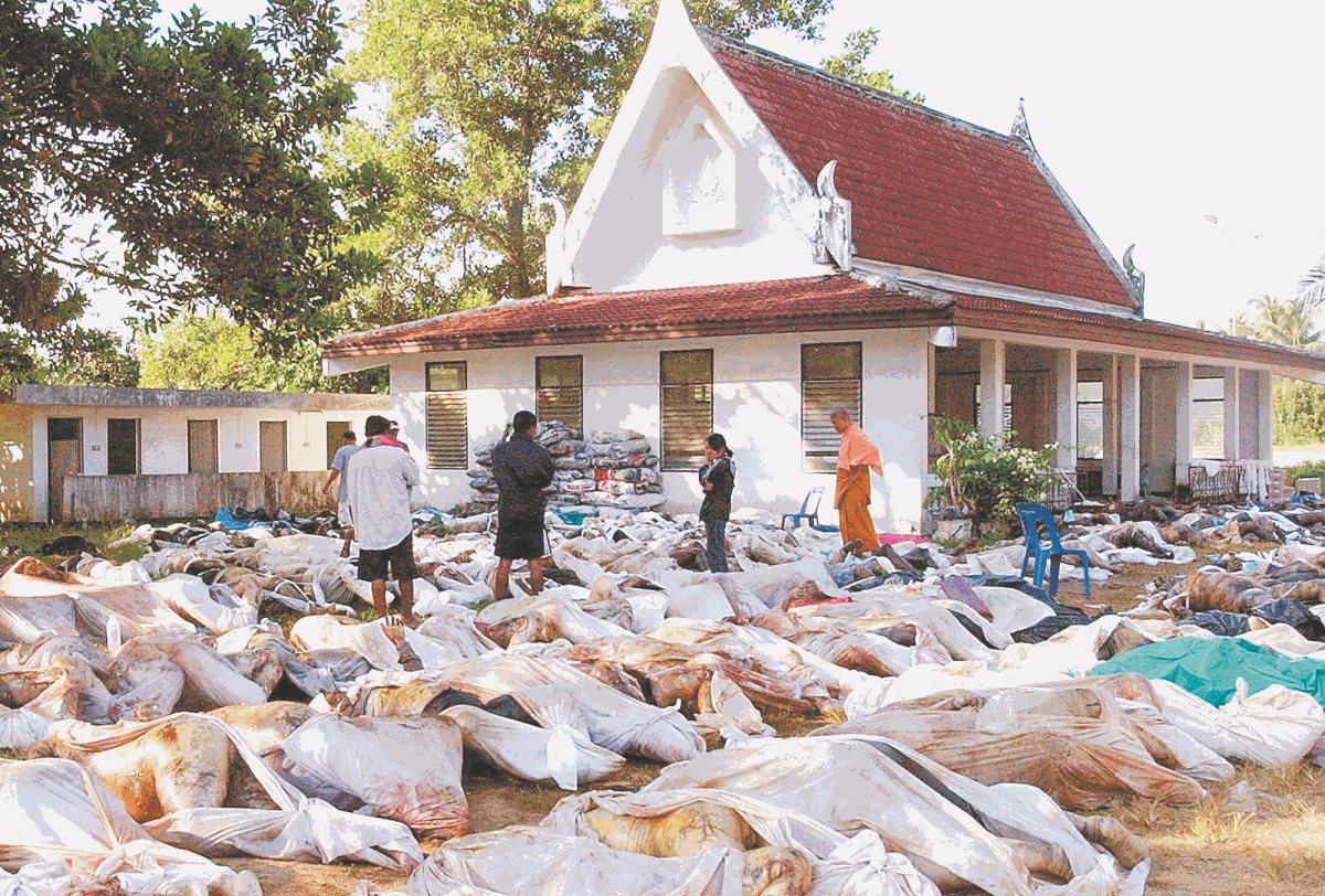 Tailandeses buscan a sus familiares entre centenares de cadáveres que continúan sin ser sepultados. (Foto: AP)