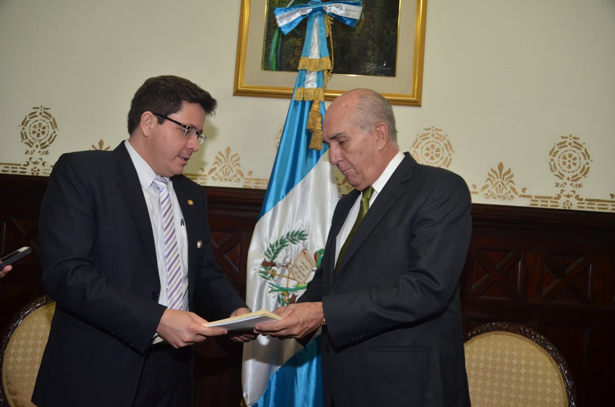 Ministro de Finanzas al momento de entregar la propuesta de reforma fiscal al presidente del Congreso de la República (Foto Prensa Libre: Hemeroteca)