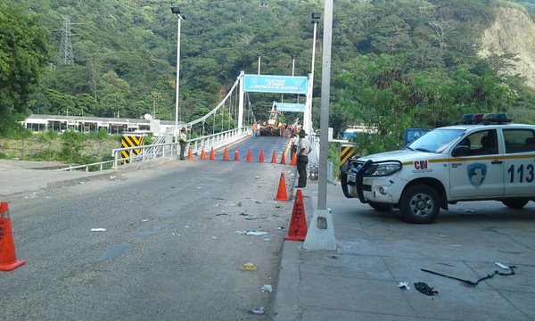 Puente El Jobo, en la frontera de Jutiapa, Guatemala - El Salvador, recibe mantenimiento por autoridades salvadoreñas. (Foto Prensa Libre: Provial)