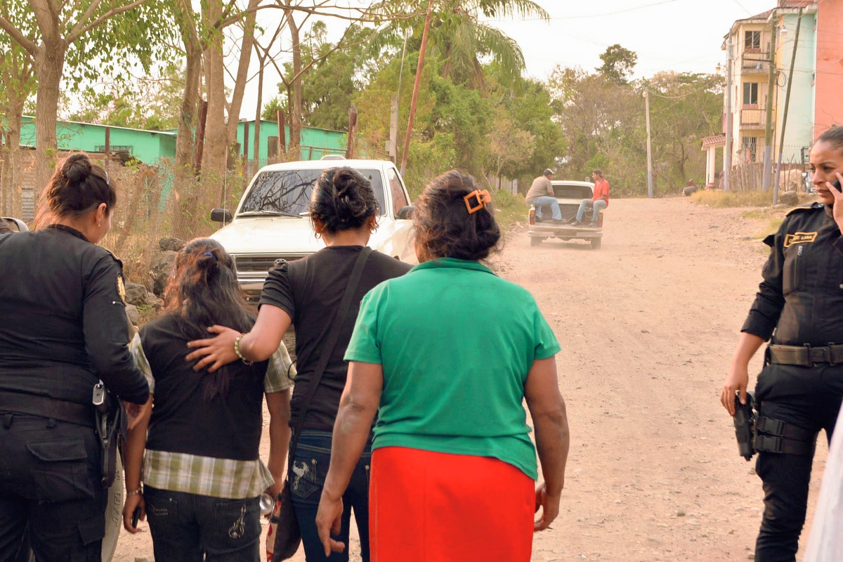 Las dos menores embarazadas rescatadas en Nueva Santa Rosa, Santa Rosa. (Foto Prensa Libre: Oswaldo Cardona)
