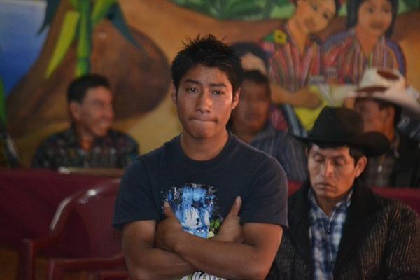 Carlos Rony Saput, quien fue azotado por robar un televisor, escucha le decisión de los alcaldes comunitarios de Sololá. (Foto Prensa Libre: Édgar Sáenz)