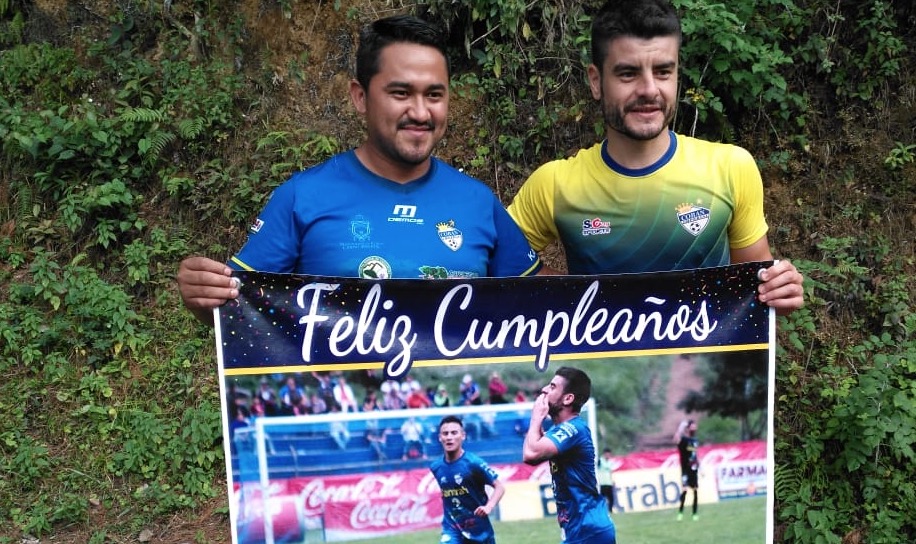 Un grupo de aficionados de Cobán llevó una manta para felicitar a Maximiliano Lombardi por su cumpleaños número 31. (Foto Prensa Libre: La Red)