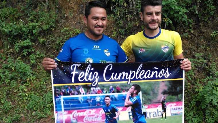 Un grupo de aficionados de Cobán llevó una manta para felicitar a Maximiliano Lombardi por su cumpleaños número 31. (Foto Prensa Libre: La Red)