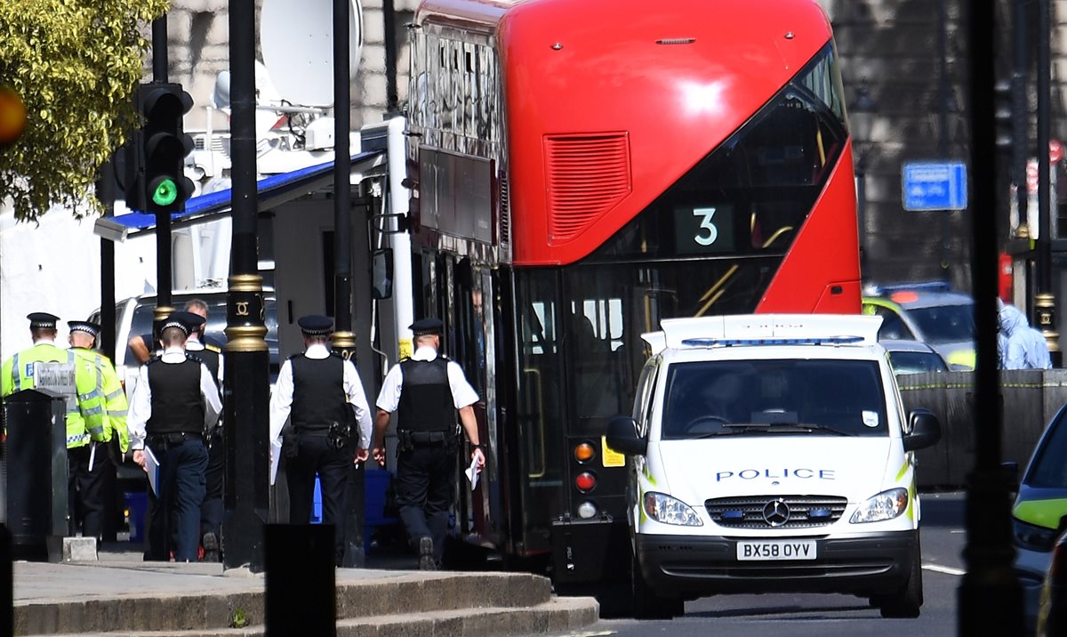 Agentes policiales patrullan en el lugar en el que un automóvil chocó con las barreras del Parlamento británico en Londres, Inglaterra. (Foto Prensa Libre: EFE)