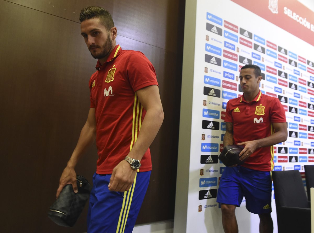 Thiago Alcántara y Koke Resurrección luego de la conferencia de prensa posterior al entrenamiento realizado en la Ciudad del Futbol de Las Rozas. (Foto Prensa Libre: EFE)