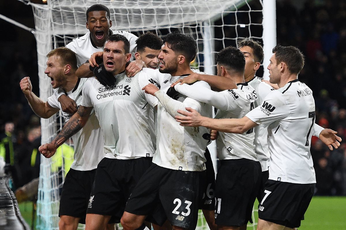 Los jugadores del Liverpool festejan después del gol agónico de Klavan, al minuto 94. (Foto Prensa Libre: AFP)