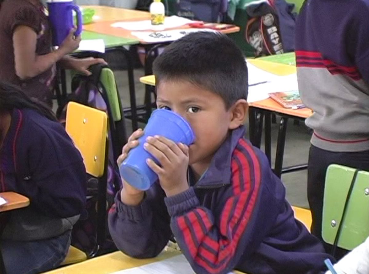 El objetivo es mejorar la nutrición de los estudiantes de Quiché. (Foto Prensa Libre: Héctor Cordero).