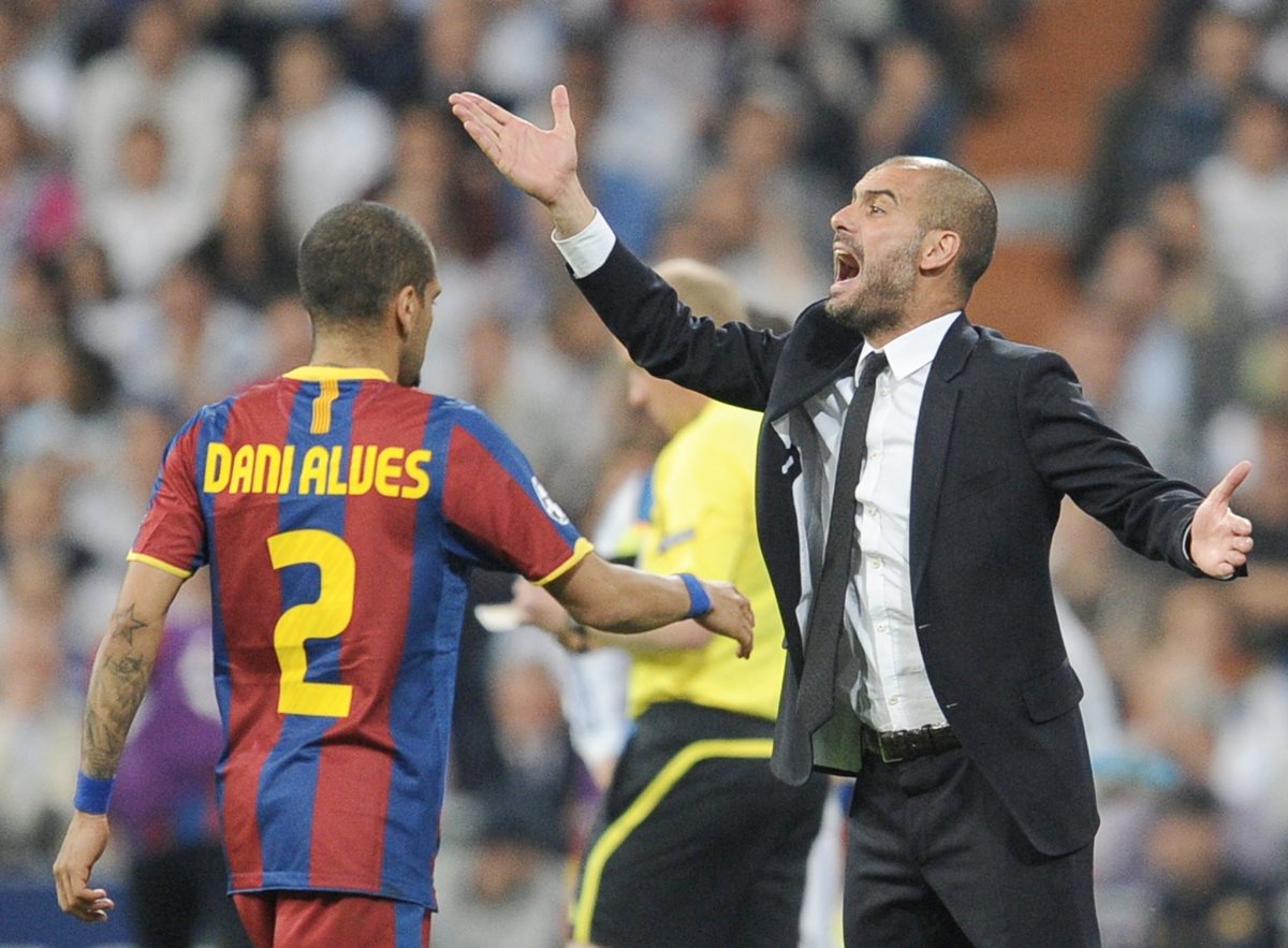 Pep Guardiola llevará a Dani Alves al Manchester City. (Foto Prensa Libre: EFE)