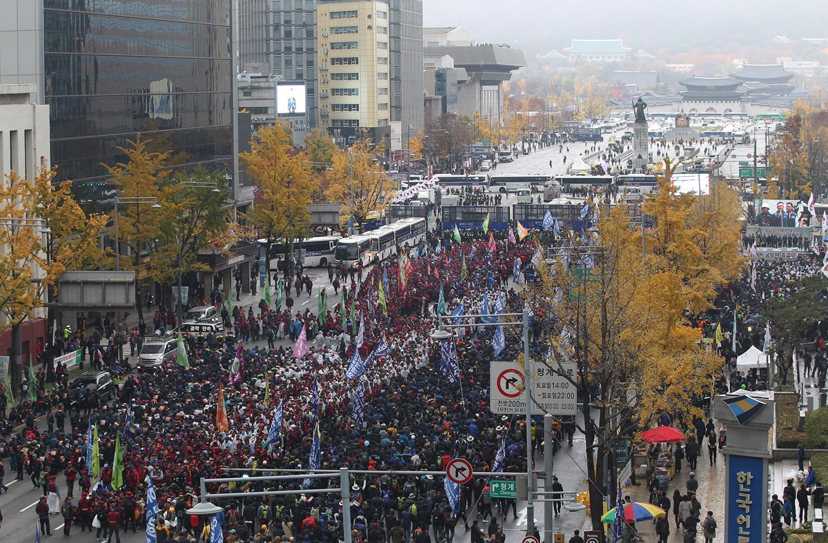 Miles de surcoreanos salen a la calle en una nueva protesta contra el Gobierno. (Foto Prensa Libre: AP).