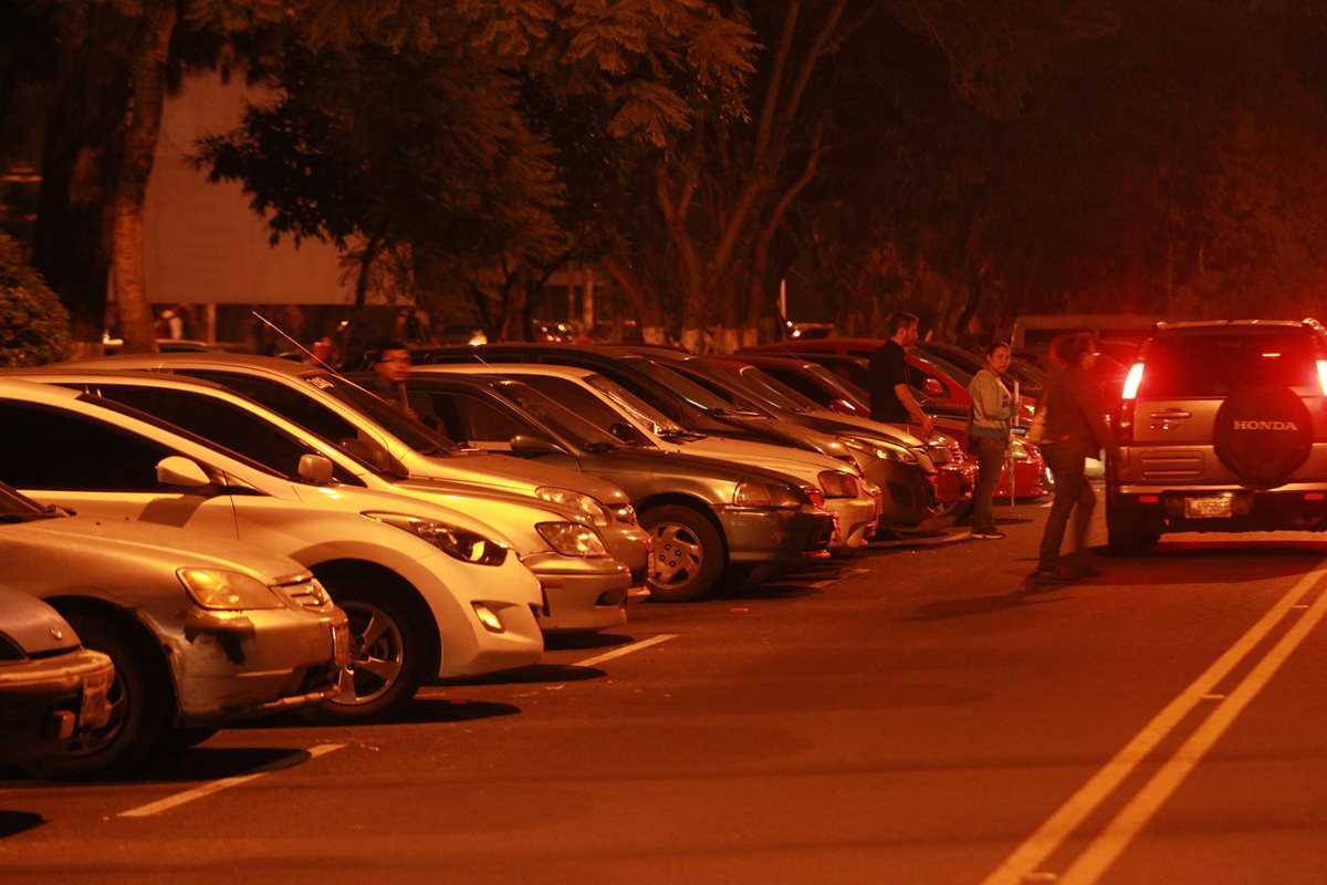 La escasez de estacionamientos provoca que los estudiantes dejen sus automóviles en carriles de circulación y limitan las vías. (Foto Prensa Libre: Estuardo Paredes)