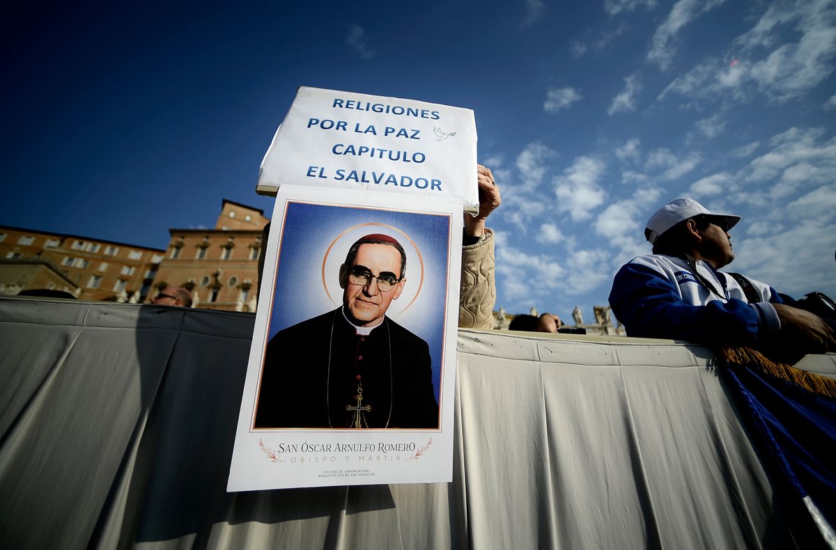 Cientos de personas se hicieron presentes en la Plaza de San Pedro para la canonización de Monseñor Romero y 6 beatos más. (Foto Prensa Libre: AFP)