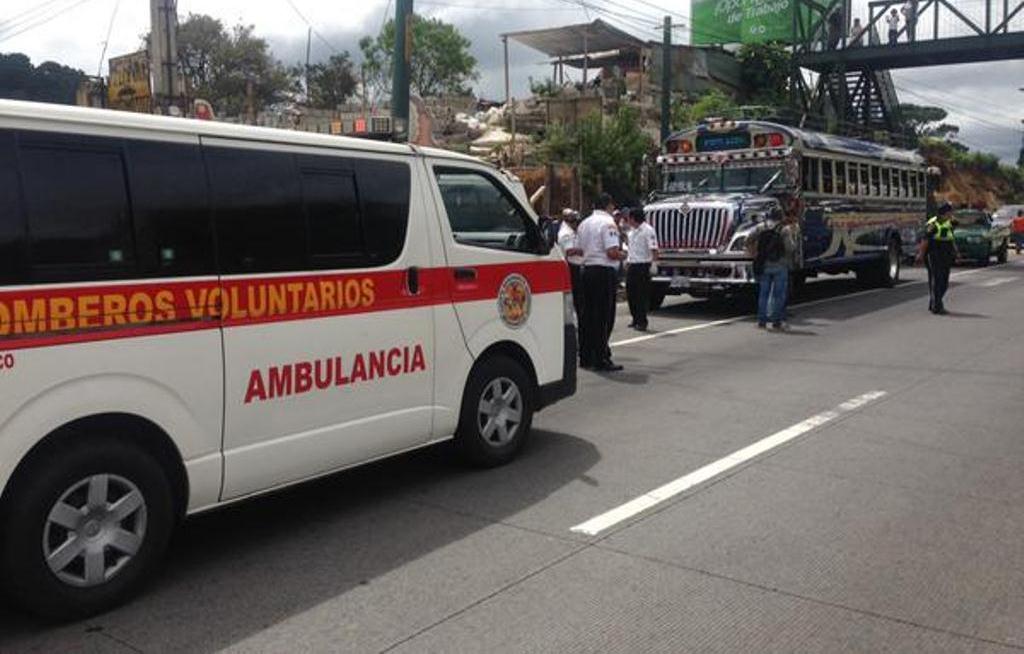 Lugar donde ocurrió el ataque contra un bus en el km 28 de la ruta Interamericana, en San Lucas Sacatepéquez. (Foto Prensa Libre: @BvoluntariosGT)