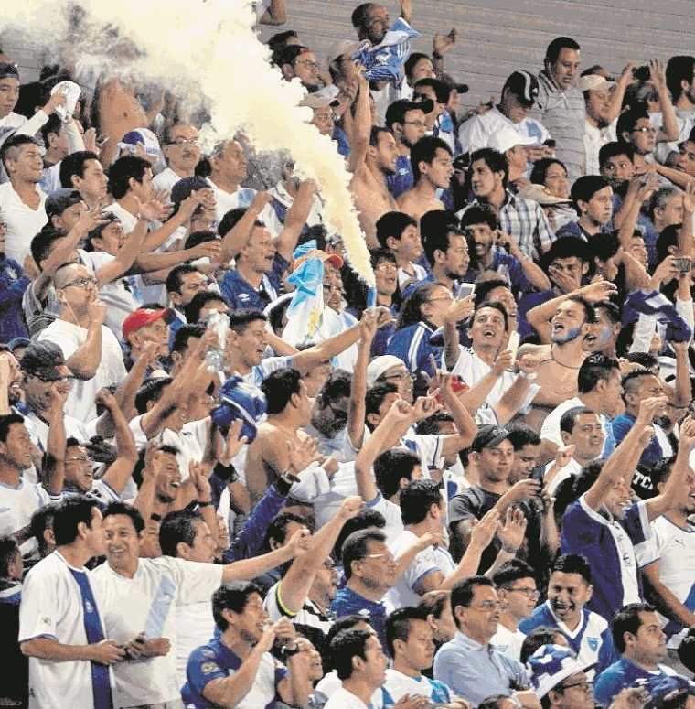 Los seguidores de la Azul y Blanco vivieron con alegría el triunfo 2-0 a Estados Unidos el 25 de marzo de 2016. (Foto Prensa Libre: Hemeroteca PL)