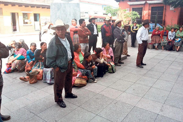 Pobladores de Sipacapa, San Marcos, protestan frente a la Corte de Constitucionalidad para que el máximo tribunal resuelva a su favor.