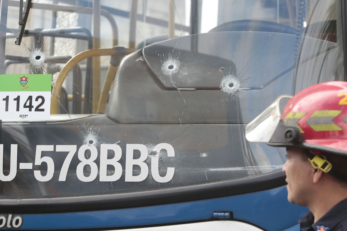 Varias perforaciones de bala quedaron en distintas partes del bus. (Foto Prensa Libre: Erick Ávila)