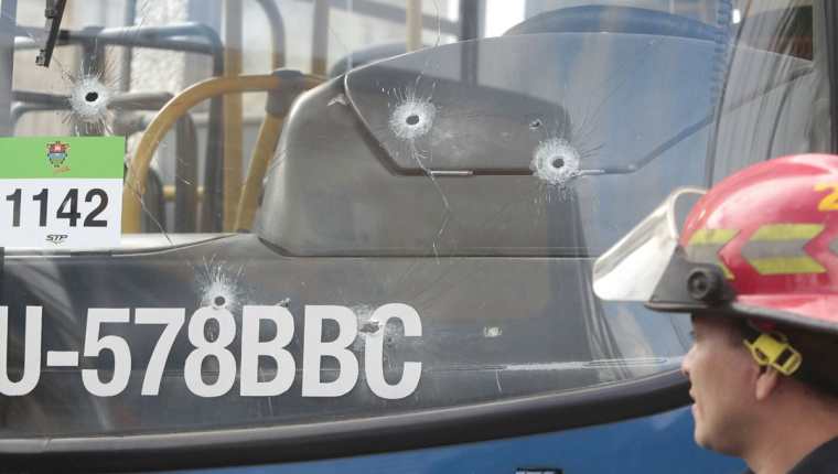 Varias perforaciones de bala quedaron en distintas partes del bus. (Foto Prensa Libre: Erick Ávila)
